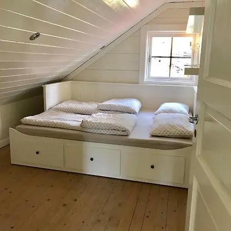 Telemark Cabin On A Small Island 度假居